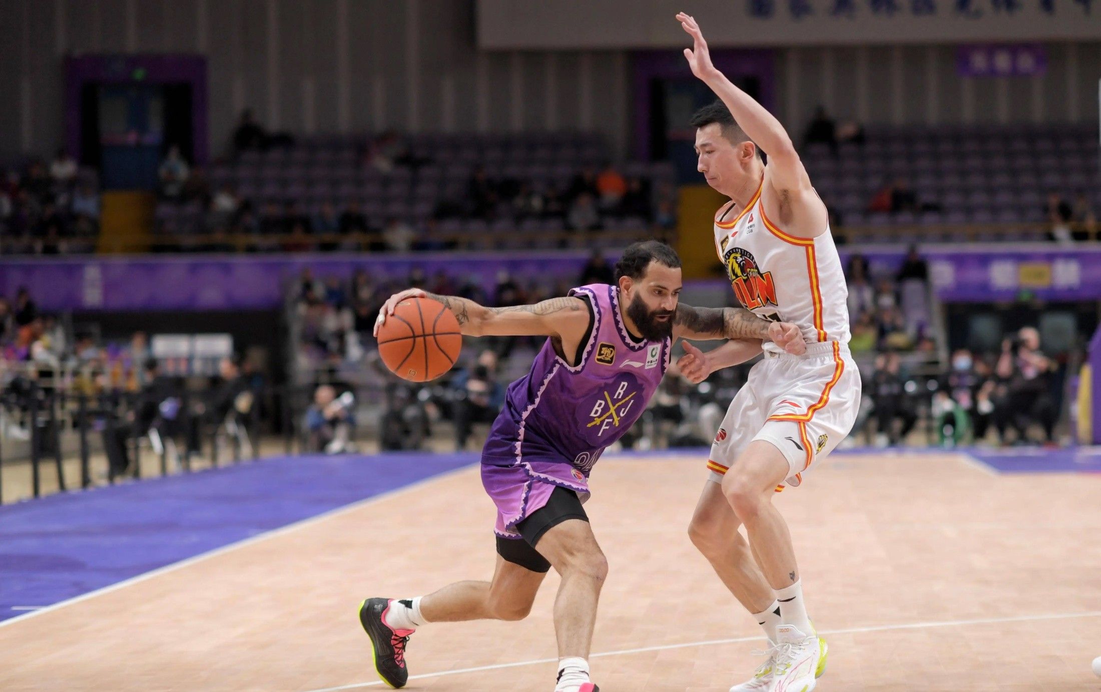 集结日突围战来临；密尔沃基雄鹿围绕CBA常规赛单刀错失；气氛紧张；训练强度明显提升的简单介绍